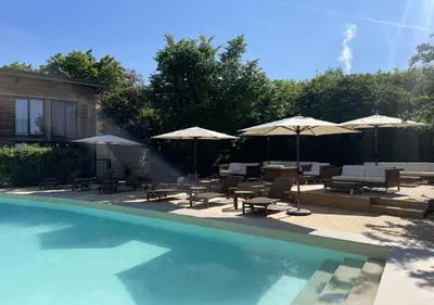 Der Swimmingpool an oder in der Nähe von Scheck Hotel