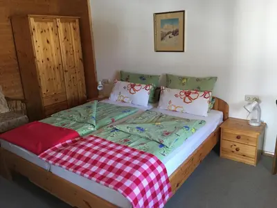 Ein Bett oder Betten in einem Zimmer der Unterkunft Zum Bergbauer