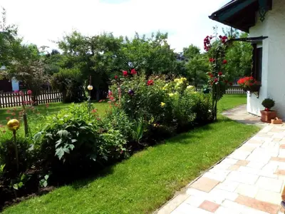 Ein Garten an der Unterkunft Haus Huber