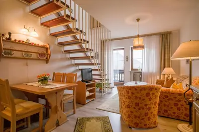 Ein Sitzbereich in der Unterkunft Ferienwohnung Stigloher im Bergschlößl