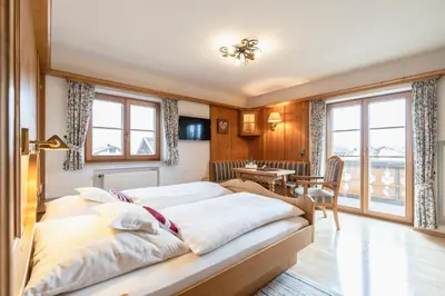 Ein Bett oder Betten in einem Zimmer der Unterkunft Alpenhof Krün