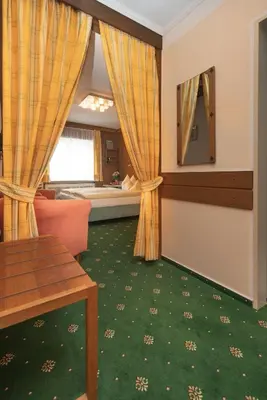 Ein Bett oder Betten in einem Zimmer der Unterkunft Hotel Sonnenspitz ***