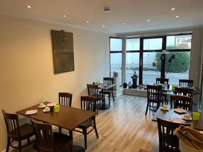 Ein Restaurant oder anderes Speiselokal in der Unterkunft Eberl Hotel Pension München Feldmoching