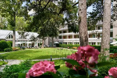 Ein Garten an der Unterkunft Parkhotel Rothof