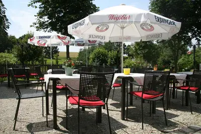 Ein Restaurant oder anderes Speiselokal in der Unterkunft Gasthaus zur Linde