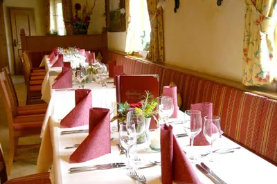 Ein Restaurant oder anderes Speiselokal in der Unterkunft Gasthaus zur Linde