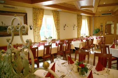 Ein Restaurant oder anderes Speiselokal in der Unterkunft Gasthaus zur Linde