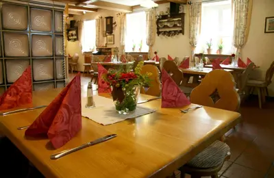 Ein Restaurant oder anderes Speiselokal in der Unterkunft Gasthaus zur Linde