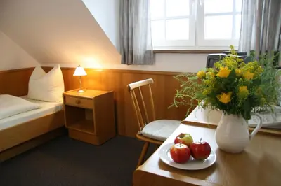 Ein Bett oder Betten in einem Zimmer der Unterkunft Gasthaus zur Linde