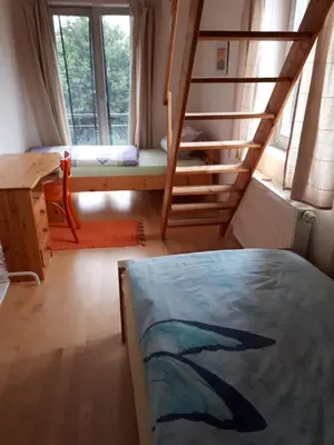 Ein Bett oder Betten in einem Zimmer der Unterkunft Holzhaus mit grüner Aussicht zum Erholen