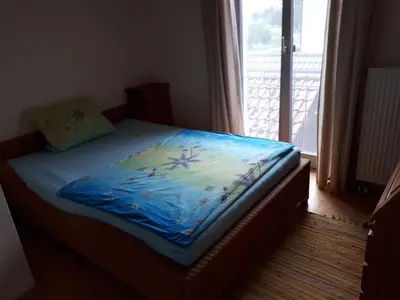 Ein Bett oder Betten in einem Zimmer der Unterkunft Holzhaus mit grüner Aussicht zum Erholen