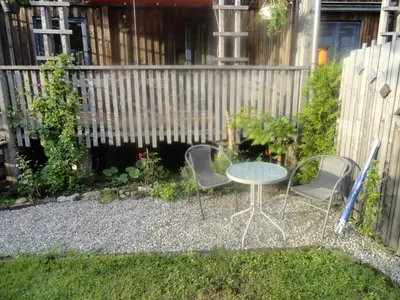 Ein Garten an der Unterkunft Holzhaus mit grüner Aussicht zum Erholen