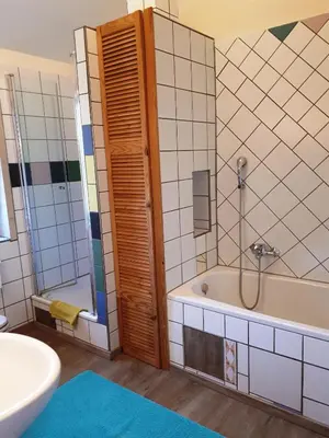 Ein Badezimmer in der Unterkunft Holzhaus mit grüner Aussicht zum Erholen