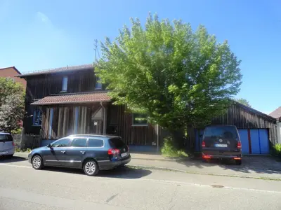 Das Gebäude in dem sich das Ferienhaus befindet