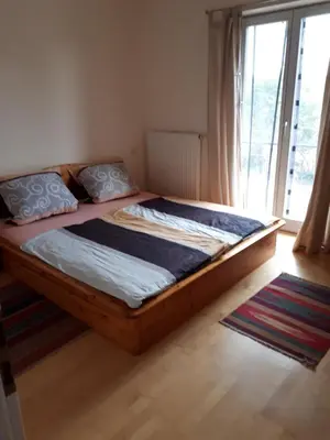 Ein Bett oder Betten in einem Zimmer der Unterkunft Holzhaus mit grüner Aussicht zum Erholen