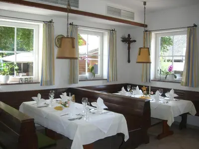 Ein Restaurant oder anderes Speiselokal in der Unterkunft Hotel Gasthof Seefelder Hof