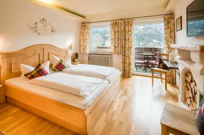 Ein Bett oder Betten in einem Zimmer der Unterkunft Zur Schönen Aussicht Hotel garni