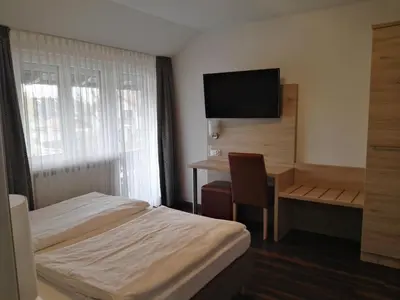Ein Bett oder Betten in einem Zimmer der Unterkunft Hotel Gasthof Momm