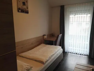Ein Bett oder Betten in einem Zimmer der Unterkunft Hotel Gasthof Momm