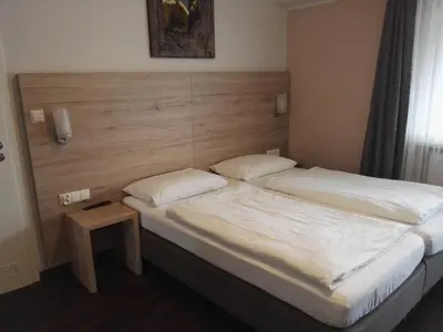 Ein Bett oder Betten in einem Zimmer der Unterkunft Hotel Gasthof Momm