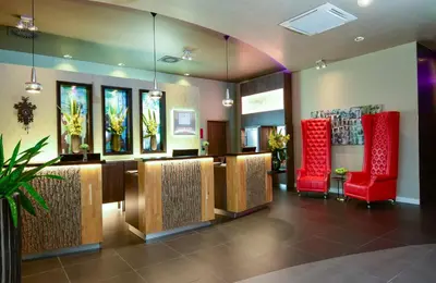 Ein Sitzbereich in der Unterkunft Leonardo Hotel Munich City East