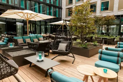 Ein Sitzbereich in der Unterkunft Motel One München-Parkstadt Schwabing