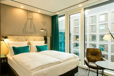 Ein Bett oder Betten in einem Zimmer der Unterkunft Motel One München-Parkstadt Schwabing