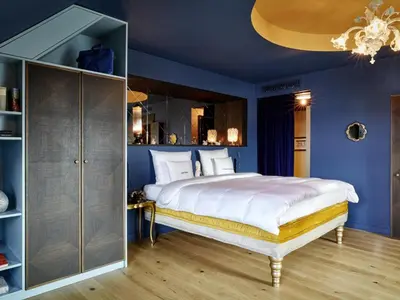 Ein Bett oder Betten in einem Zimmer der Unterkunft 25hours Hotel The Royal Bavarian