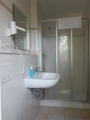 Ein Badezimmer in der Unterkunft Hotel Alex