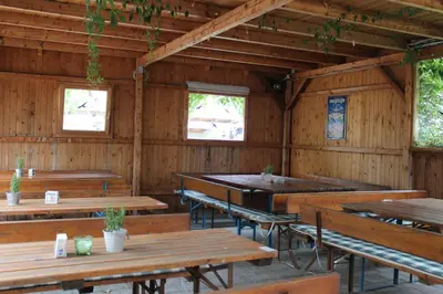 Ein Restaurant oder anderes Speiselokal in der Unterkunft Hotel Alex