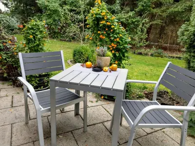 Ein Garten an der Unterkunft Hotel am Wald