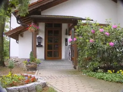 Ein Garten an der Unterkunft Hotel am Wald