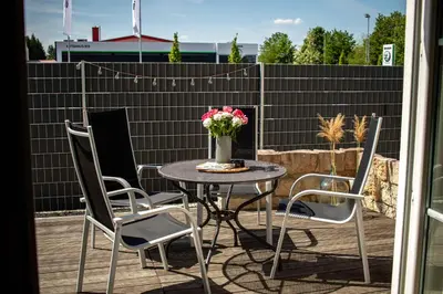 Ein Balkon oder eine Terrasse in der Unterkunft BoardingHouse Neuburg
