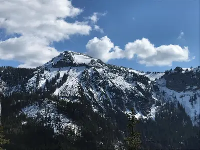 Ein allgemeiner Bergblick oder ein Berglick von der Ferienwohnung aus