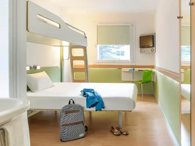 Ein Bett oder Betten in einem Zimmer der Unterkunft ibis budget Muenchen City Sued