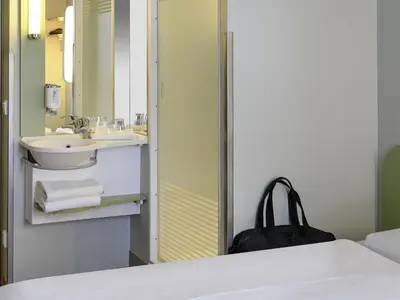 Ein Bett oder Betten in einem Zimmer der Unterkunft ibis budget Muenchen City Olympiapark