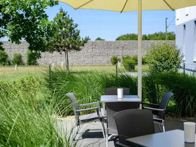 Ein Garten an der Unterkunft ibis budget Muenchen City Olympiapark