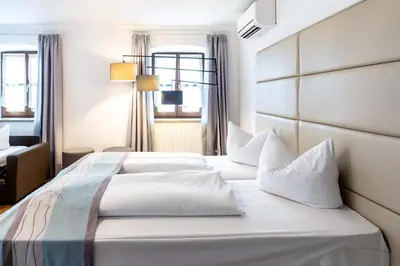 Ein Bett oder Betten in einem Zimmer der Unterkunft Hotel Wandinger Hof