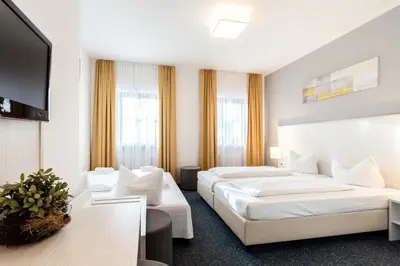 Ein Bett oder Betten in einem Zimmer der Unterkunft Hotel Wandinger Hof