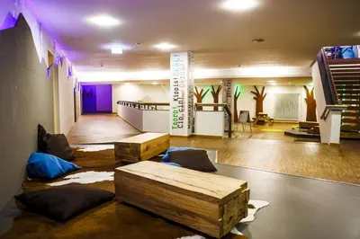 Ein Sitzbereich in der Unterkunft HI Munich Park Youth Hostel