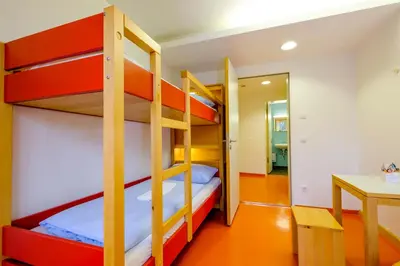 Ein Bett oder Betten in einem Zimmer der Unterkunft HI Munich Park Youth Hostel