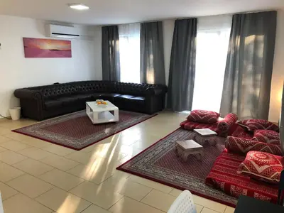 Ein Sitzbereich in der Unterkunft Sahara Falcon