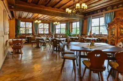 Ein Restaurant oder anderes Speiselokal in der Unterkunft Schmied von Kochel