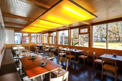 Ein Restaurant oder anderes Speiselokal in der Unterkunft Jugendherberge Garmisch-Partenkirchen - membership required!