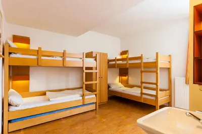 Ein Bett oder Betten in einem Zimmer der Unterkunft Jugendherberge Garmisch-Partenkirchen - membership required!