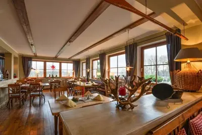 Ein Sitzbereich in der Unterkunft Gasthof Chiemseefischer