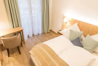 Ein Bett oder Betten in einem Zimmer der Unterkunft Gasthof Chiemseefischer