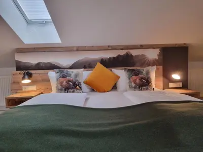 Ein Bett oder Betten in einem Zimmer der Unterkunft Gasthof Chiemseefischer