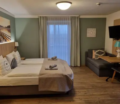 Ein Bett oder Betten in einem Zimmer der Unterkunft Gasthof Chiemseefischer