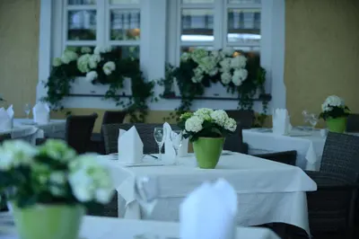 Ein Restaurant oder anderes Speiselokal in der Unterkunft Hotel Freisinger Hof